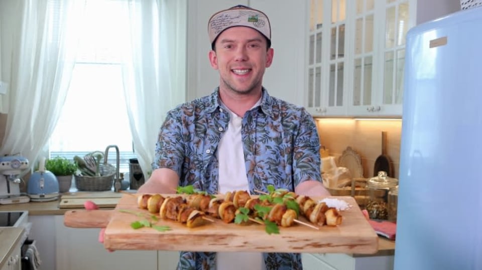 Láďa Hruška vás naučí recept na šašlik v sodovce